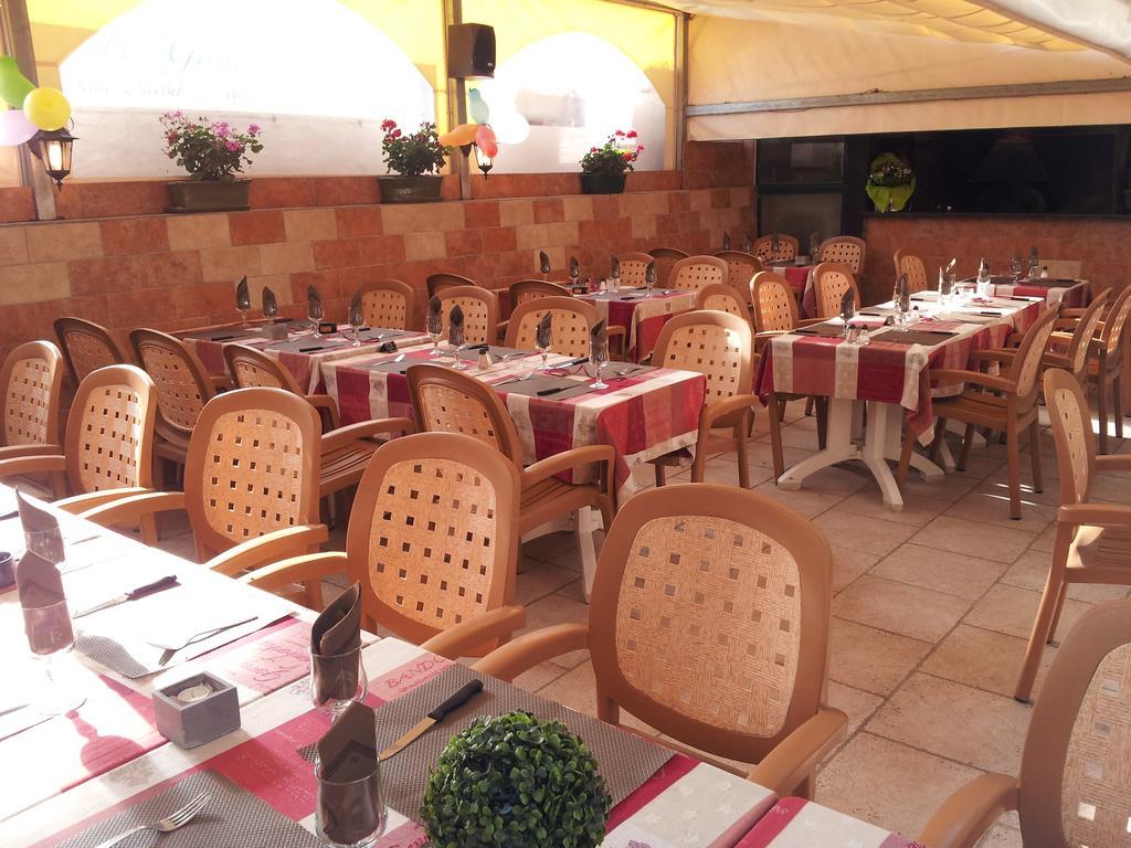 Le Grand Hotel Aups Exterior photo