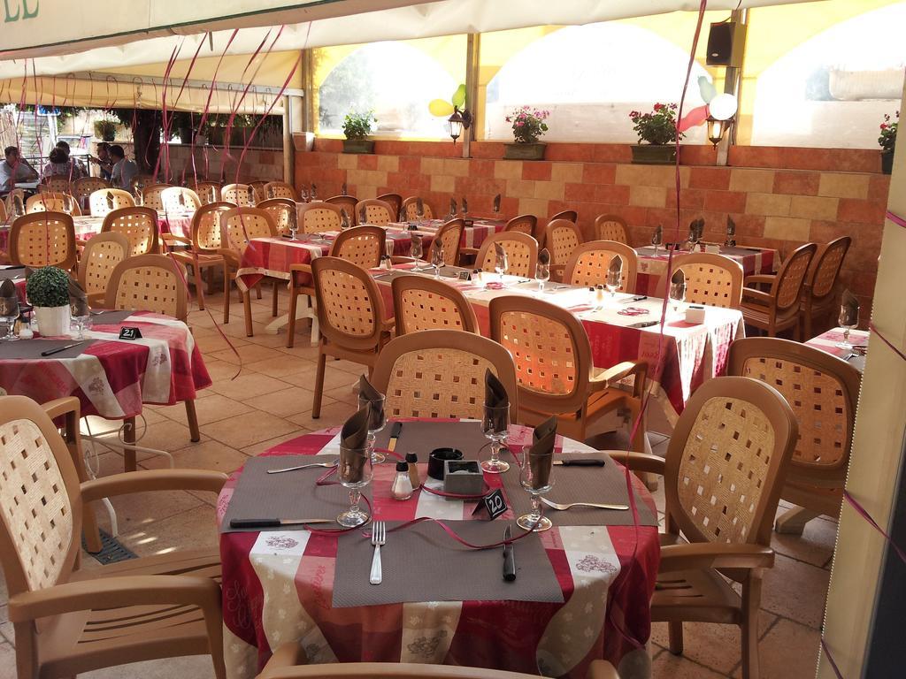 Le Grand Hotel Aups Exterior photo